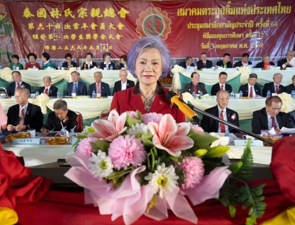 第廿四屆會長委員會主席林怡珠主持會議並致開會詞時影 第廿四屆會長委員會主席林怡珠主持會議並致開會詞時影