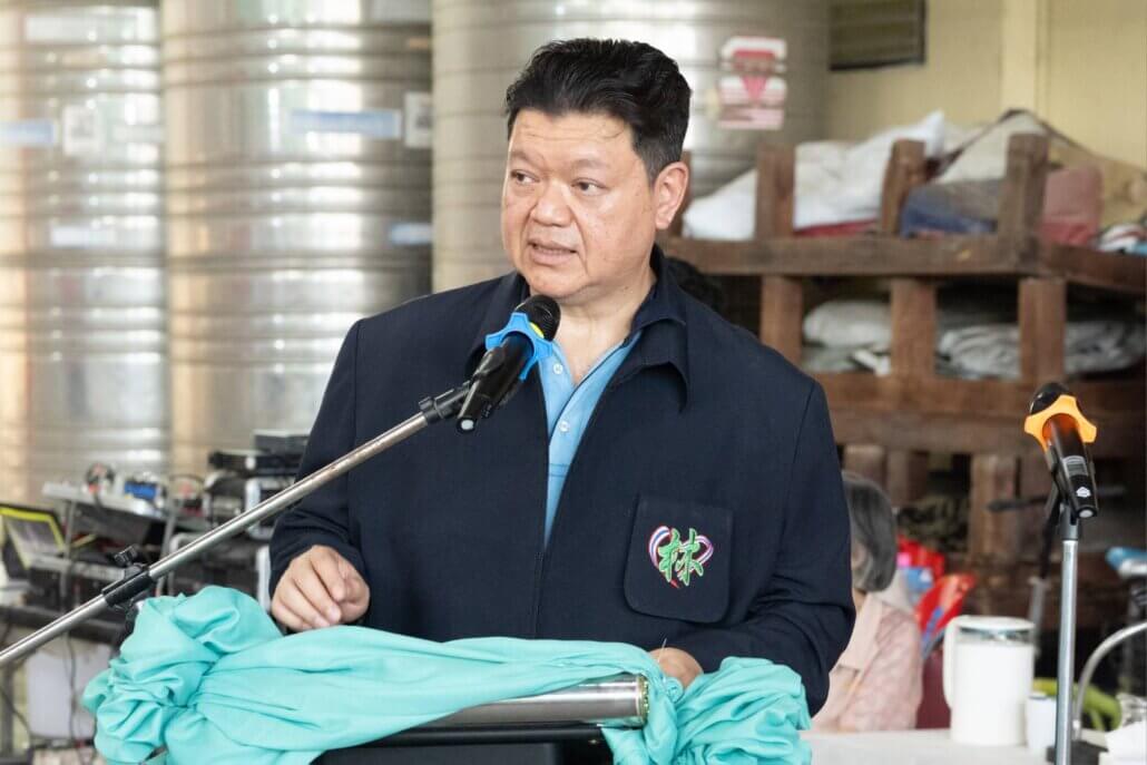 常務理事兼文教股主任林漢森代表獎助學基金委員會在頒發學生獎學金大會上致詞時影 常務理事兼文教股主任林漢森代表獎助學基金委員會在頒發學生獎學金大會上致詞時影
