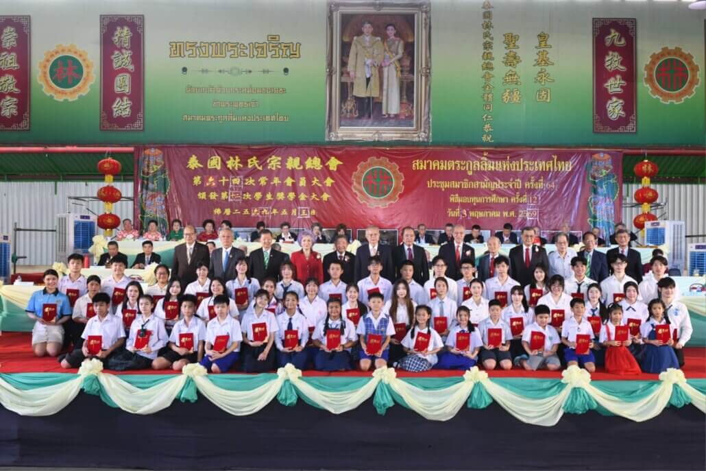 學生領取獎學金之後與林總領導人合影留念 學生領取獎學金之後與林總領導人合影留念